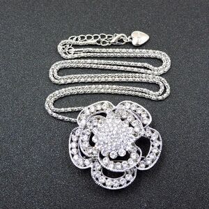 ♥️ Betsey Johnson sparkling silver flower necklace/brooch ♥️